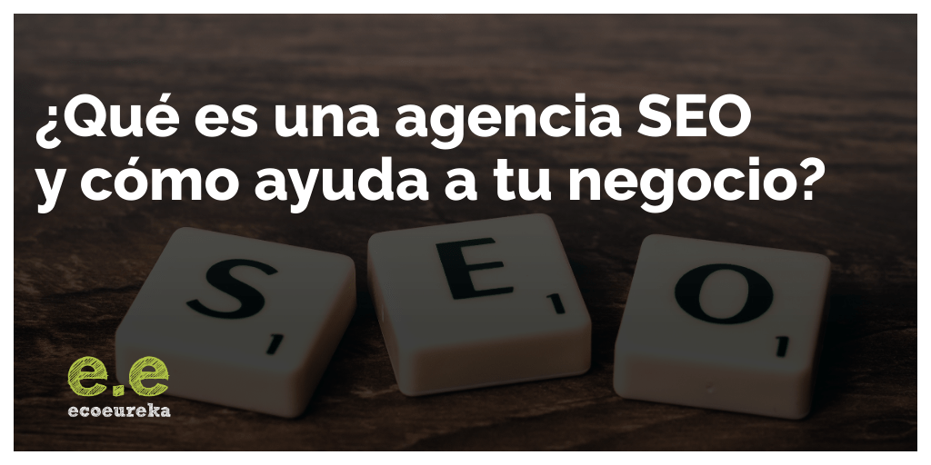 Cubos con letras “SEO” sobre una mesa oscura, con el texto “¿Qué es una agencia SEO y cómo ayuda a tu negocio?”